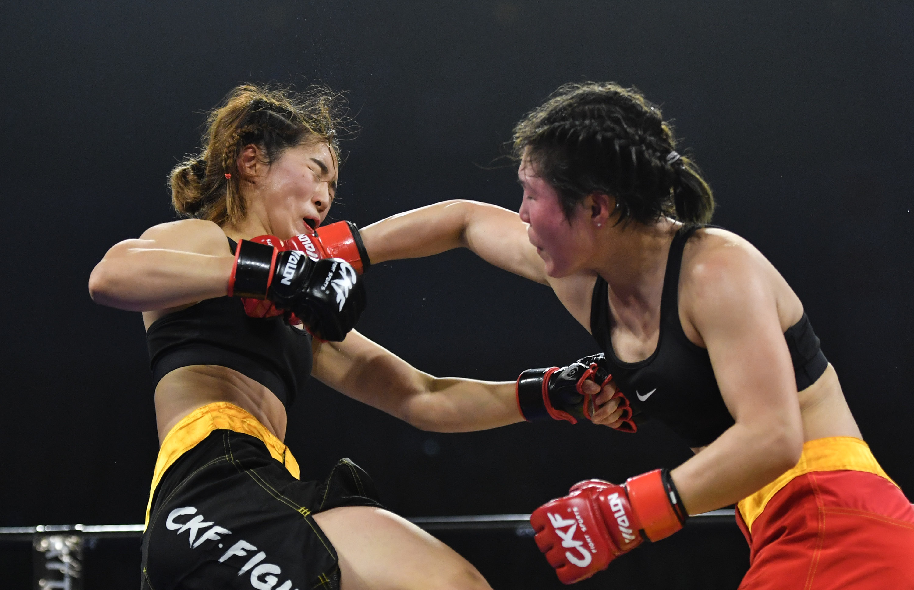 包含体育赛场上女性选手搏击风云的词条