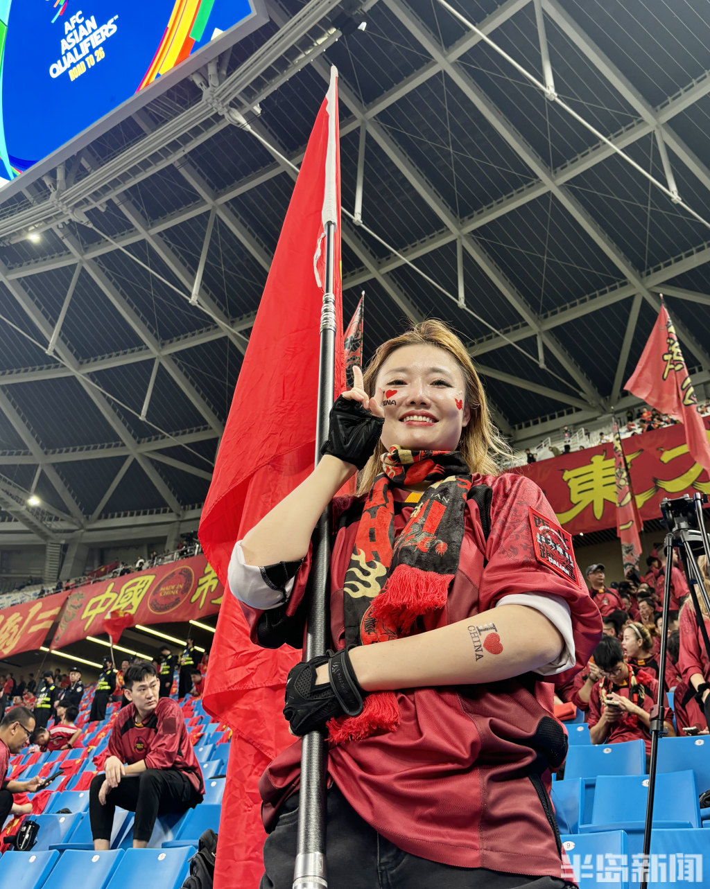 精彩比赛展开，球迷狂热加油助威的简单介绍