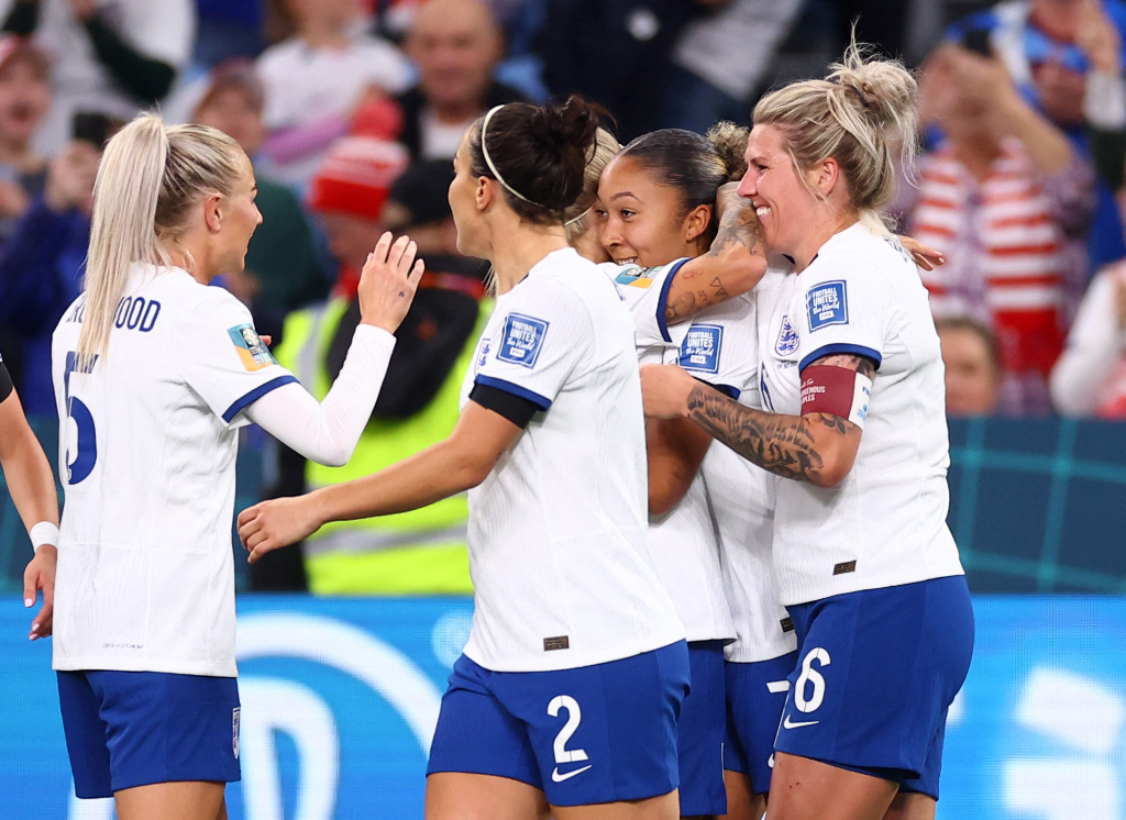 英格兰女足力克对手，锁定冠军赛席位