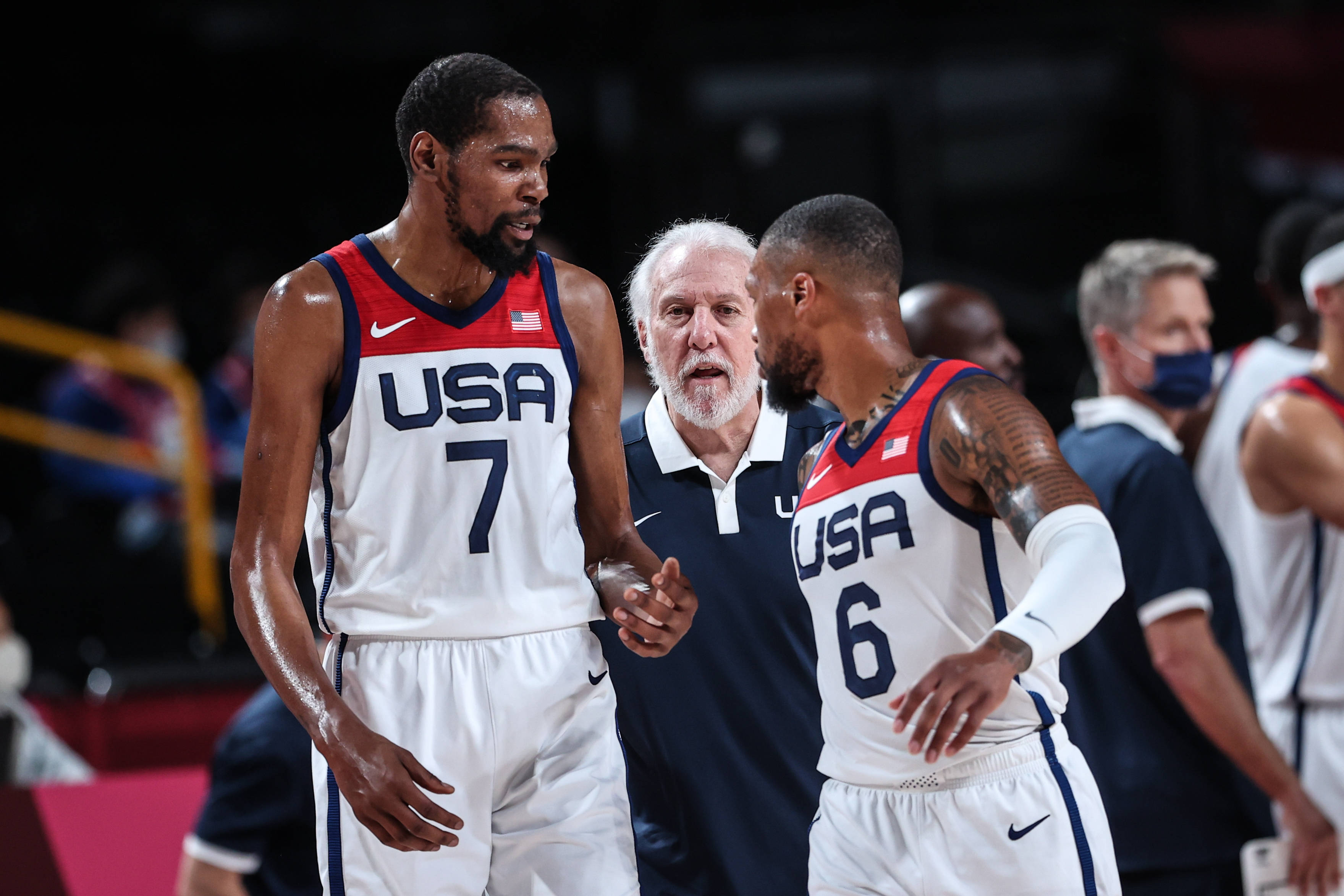 包含澳大利亚男篮力克中国男篮，利拉德送出助攻的词条