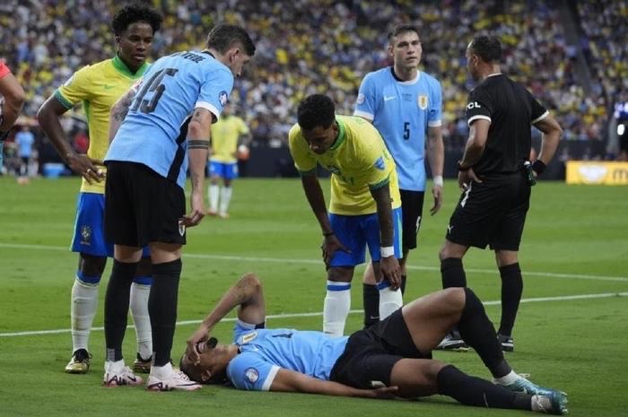 开云体育官方网站-巴西队在南美女足杯决赛中战胜阿根廷，捧起冠军奖杯的简单介绍