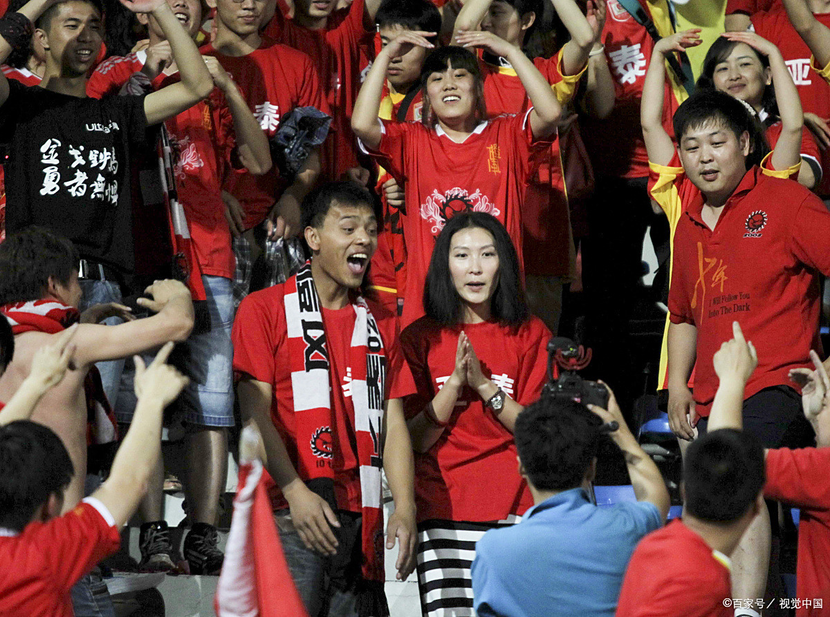 开云平台-包含足球联赛再掀风潮，球迷情绪高涨不已的词条