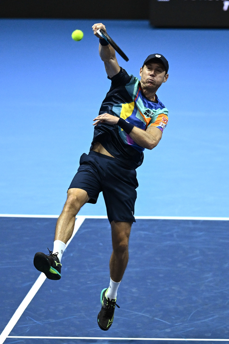 意大利网球队险胜英国网球队，费德勒高光表现的简单介绍